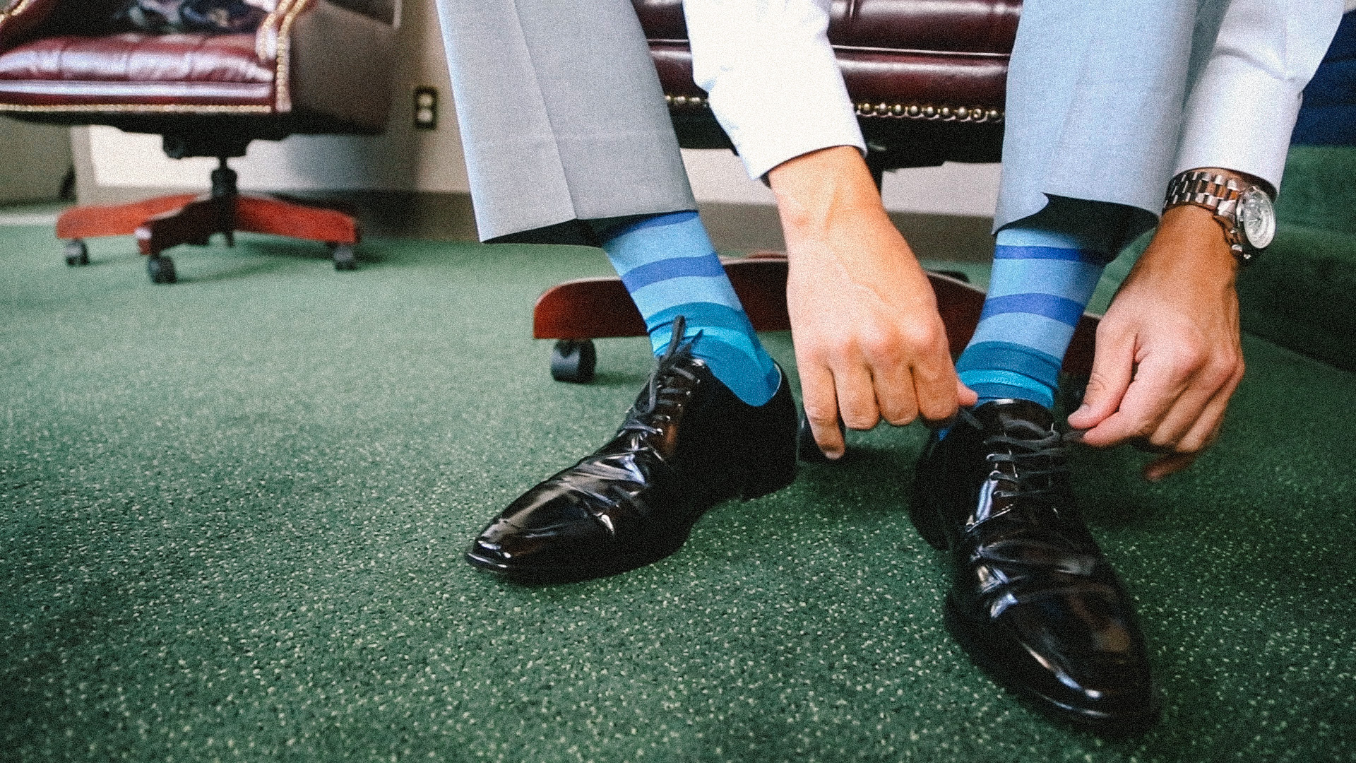 Groom puts shoes on