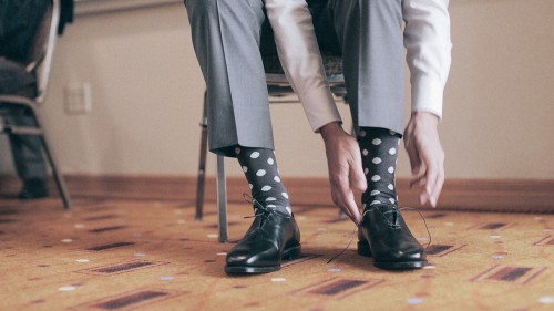 Groom puts on shoes