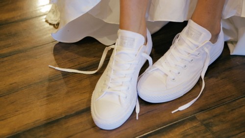 Bride wears cute tennis shoes at Lake Oak Meadows wedding venue in Temecula.