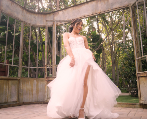 Bride dances and shows off wedding dress at Botanica